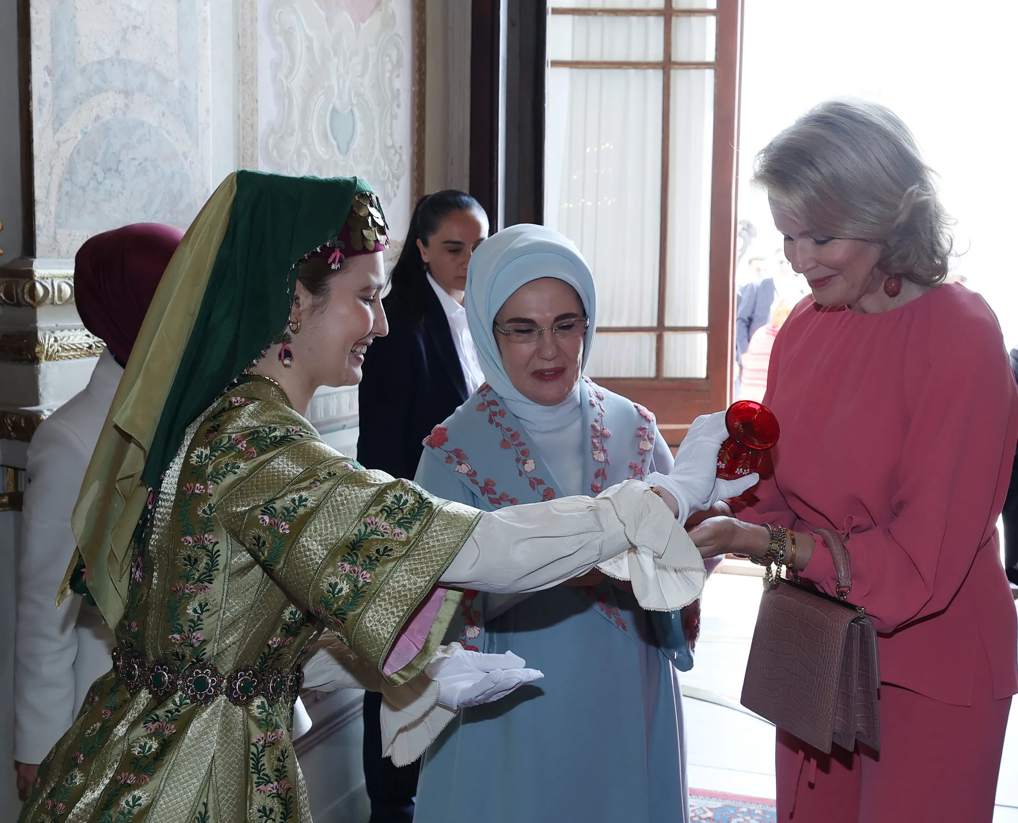 Emine Erdoğan Belçika Kraliçesi Mathilde ile görüştü
