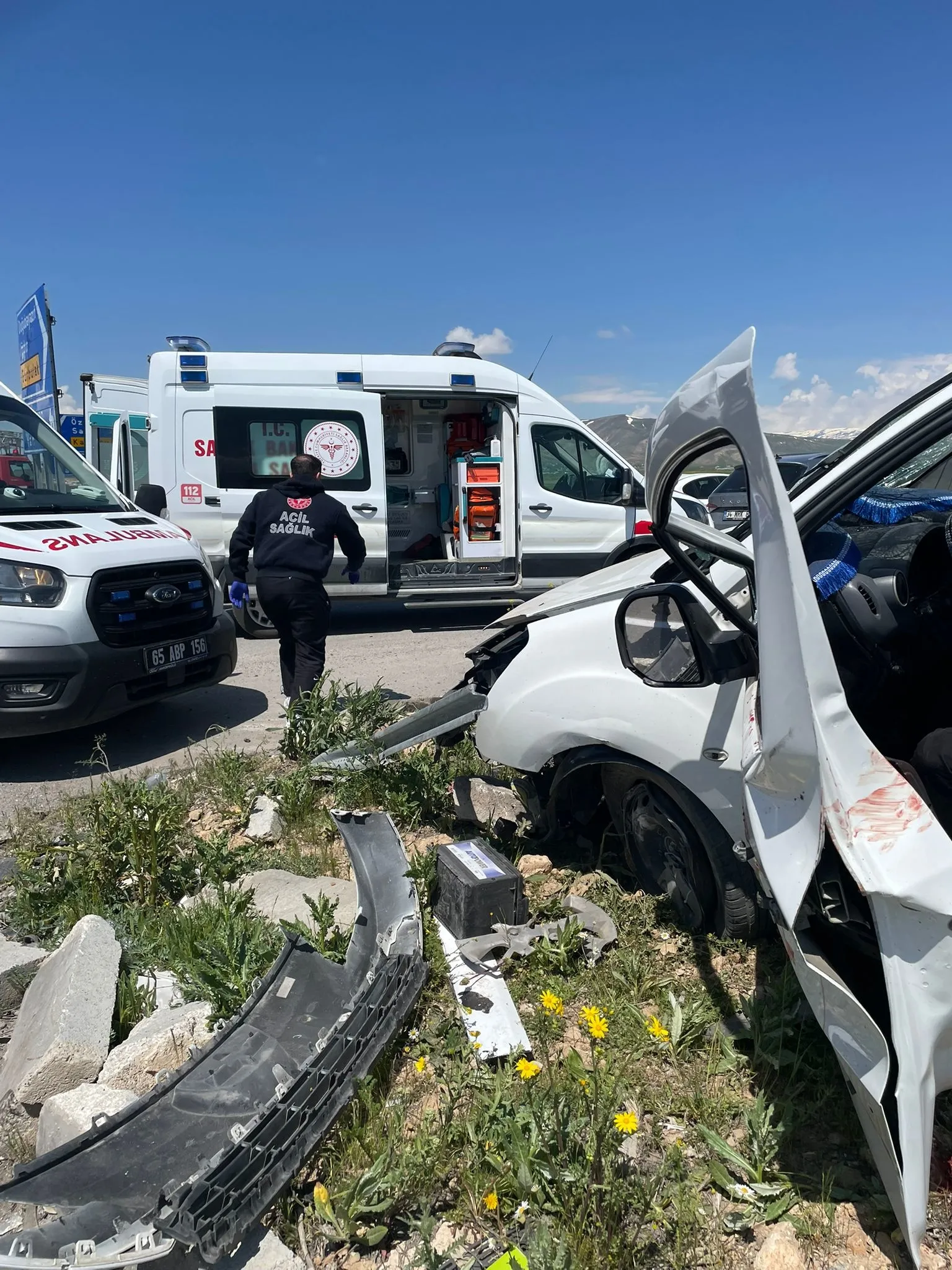 Van'da iki aracın çarpıştığı feci kaza! 4 kişi hayatını kaybetti, 2 kişi yaralandı